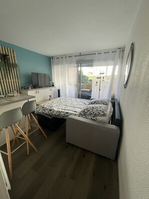 1 slaapkamer, een strijkplank/strijkijzer, reisbedje, gratis wifi
