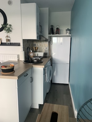 Een koelkast, een microgolfoven, een koffiezetapparaat/waterkoker