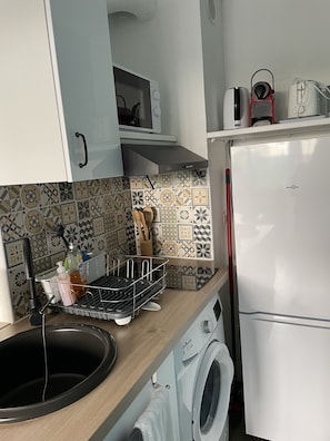 Een koelkast, een microgolfoven, een koffiezetapparaat/waterkoker