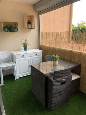 Outdoor dining - Opposite Santa Lucia harbour, all on foot, quiet, wifi (Saint-Raphaël)
