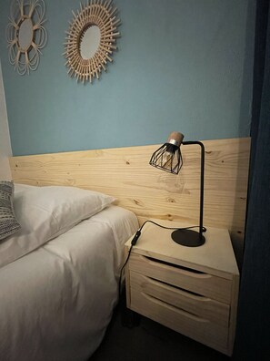 1 bedroom, iron/ironing board, travel crib, free WiFi - Opposite Santa Lucia harbour, all on foot, quiet, wifi (Saint-Raphaël)
