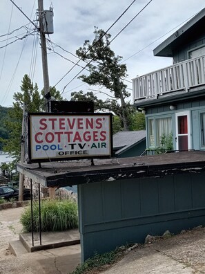 Exterior - Mama Bear Cottage 23 min to Silver Doller city (Rockaway Beach)