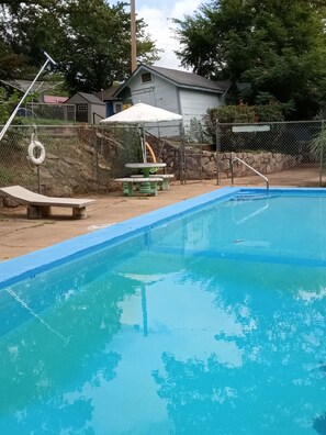 Outdoor pool - Mama Bear Cottage 23 min to Silver Doller city (Rockaway Beach)