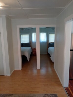 2 bedrooms, WiFi - Mama Bear Cottage 23 min to Silver Doller city (Rockaway Beach)