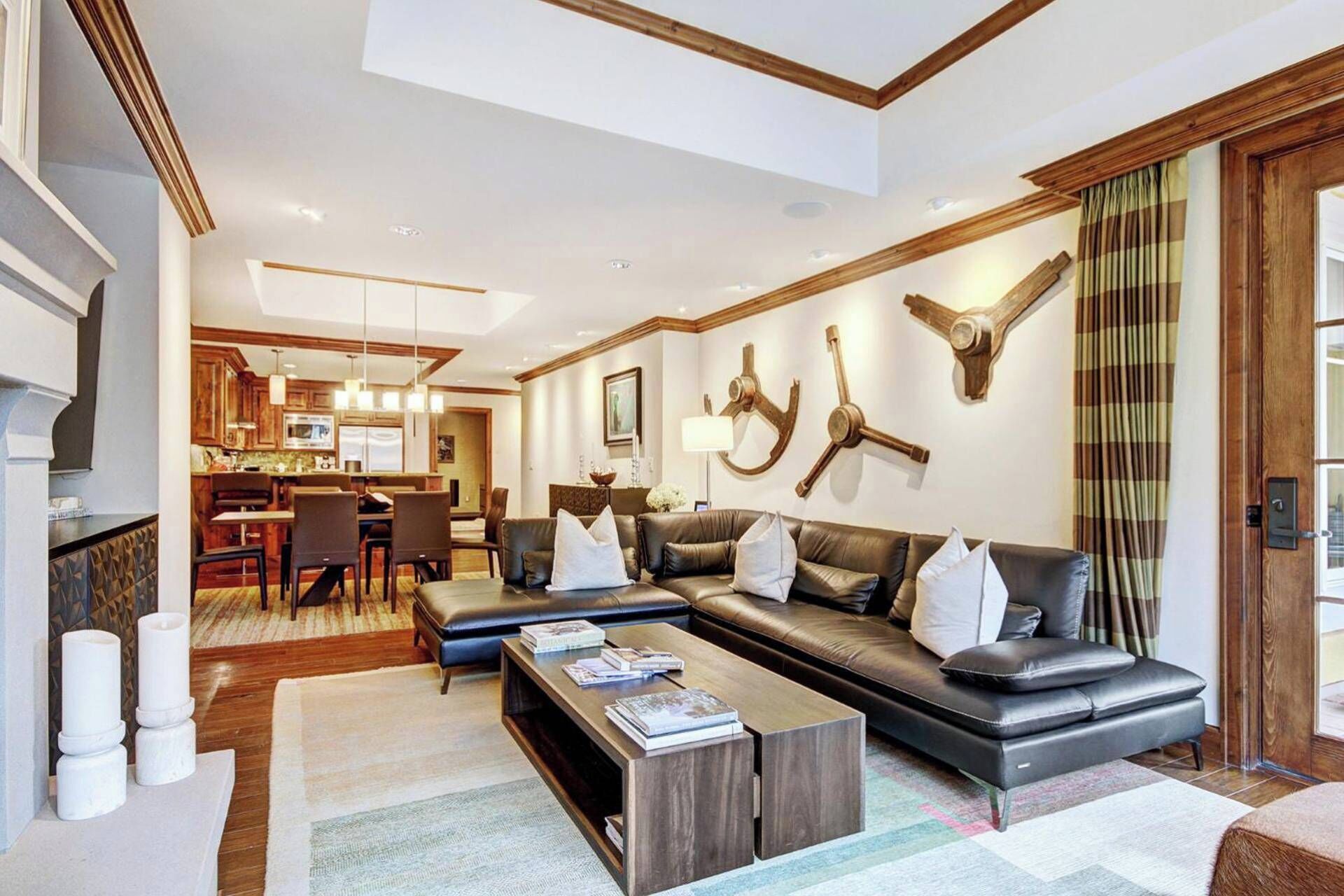 Een moderne woonkamer met een bank, salontafel en een eethoek in de achtergrond.