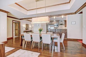 Dining - Luxurious 4 Bedroom in Vail - Family Friendly Resort On The Slopes! (Vail)