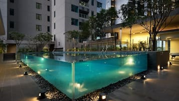 Hồ bơi ngoài trời