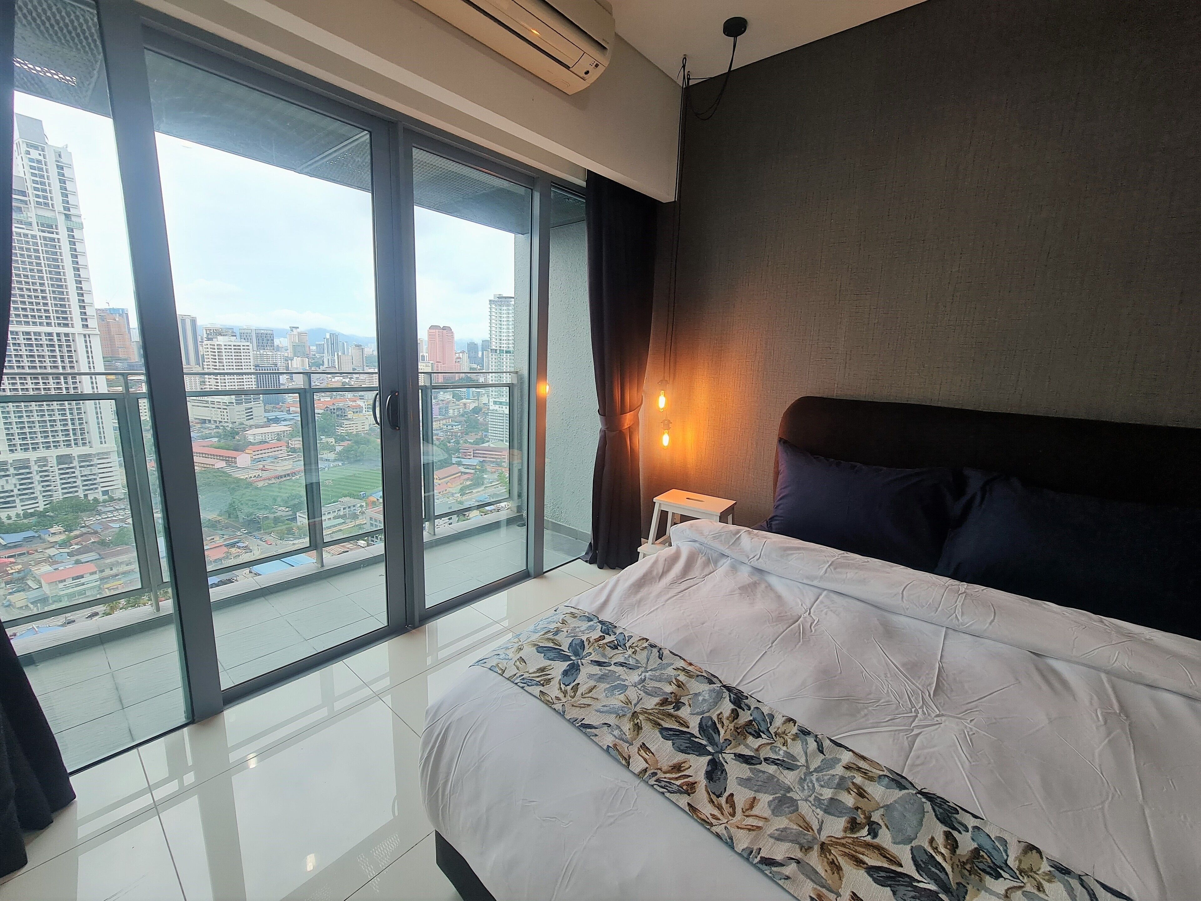 Apartment, 2 Bedrooms, City View | Meja, ruang kerja komputer riba, seterika/papan seterika, Wi-fi percuma 