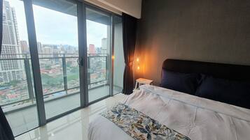 Apartment, 2 Bedrooms, City View | Meja, ruang kerja komputer riba, seterika/papan seterika, Wi-fi percuma