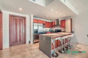 Kühlschrank, Mikrowelle, Ofen, Geschirrspüler