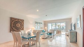 テレビ、書斎 / ワークスペース