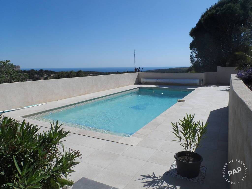 Een buitenzwembad en een verwarmd zwembad