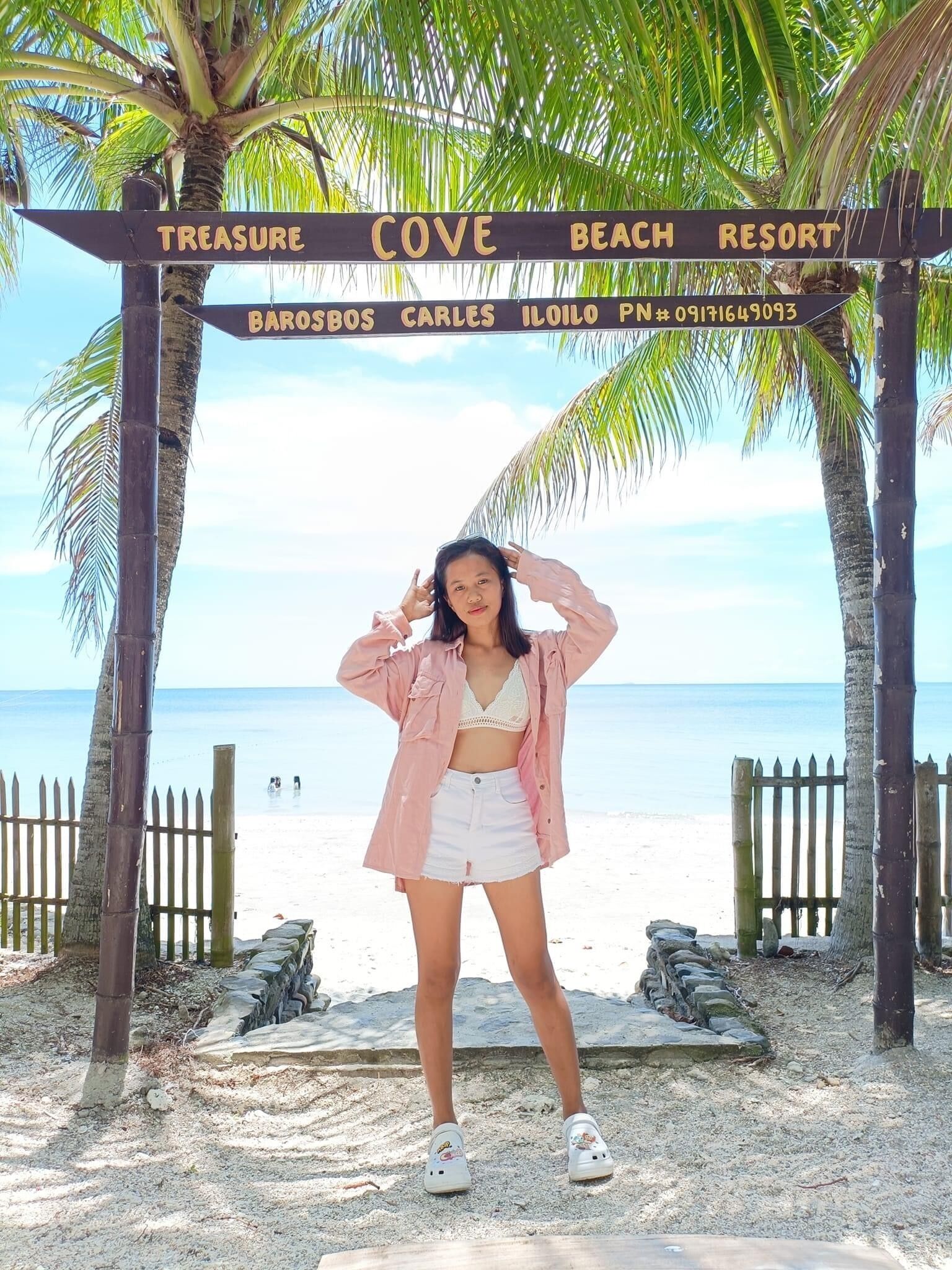 Beach nearby, sun loungers, beach towels