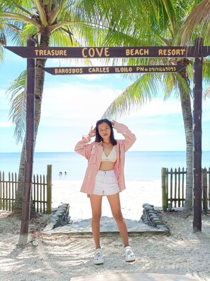 Beach nearby, sun loungers, beach towels