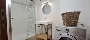 Shower, hair dryer, towels