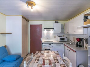 Kühlschrank, Mikrowelle, Herdplatte, Geschirrspüler