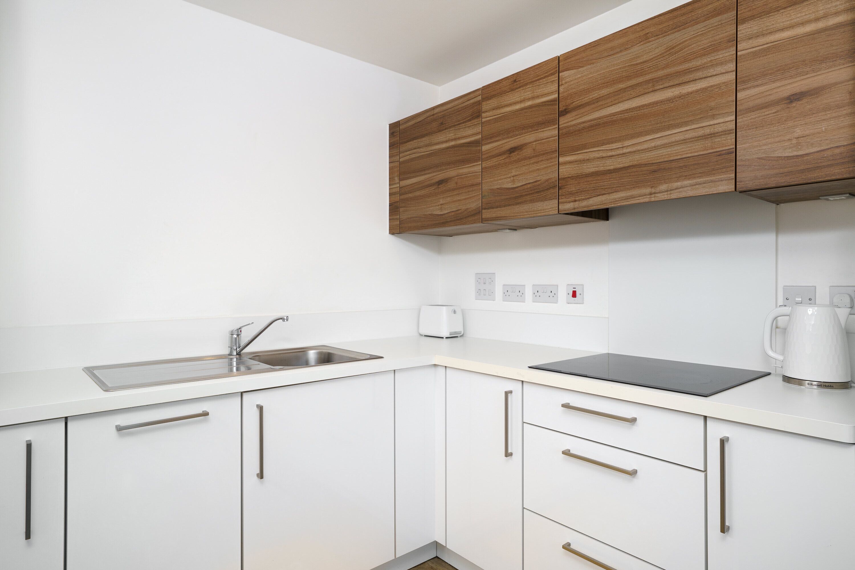 Luxury Apartment With Two Extra Sofa Beds, Free Parking, Gym & 24hr Concierge.