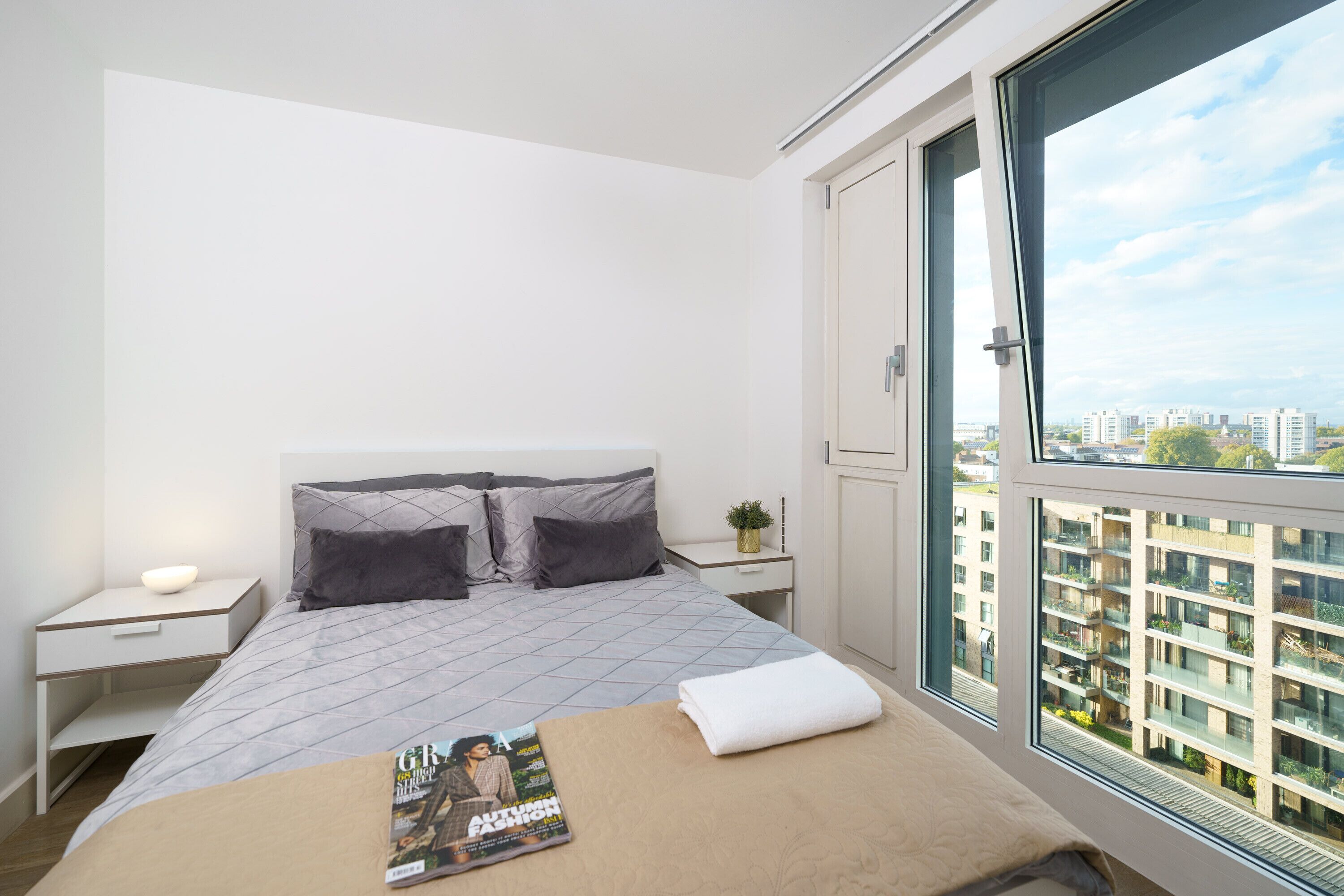 Luxury Apartment With Two Extra Sofa Beds, Free Parking, Gym & 24hr Concierge.