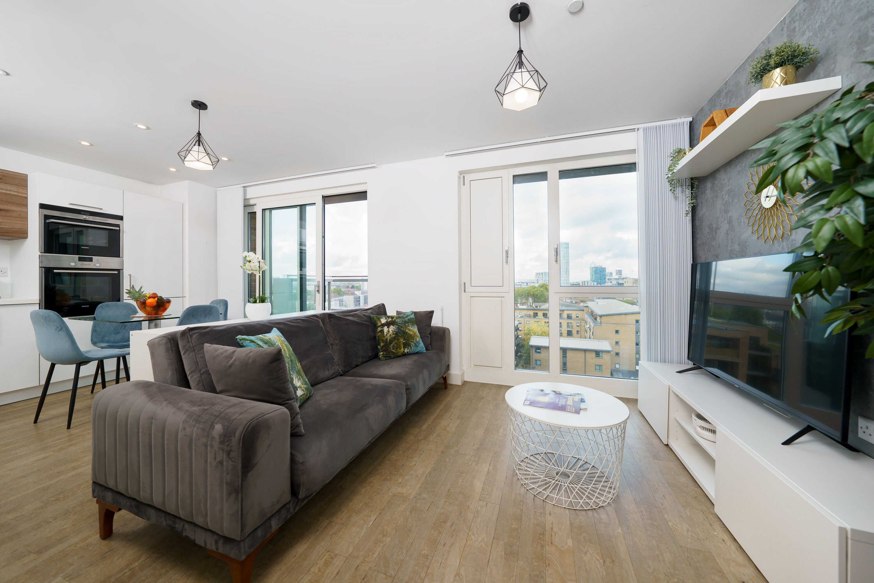 Luxury Apartment With Two Extra Sofa Beds, Free Parking, Gym & 24hr Concierge.