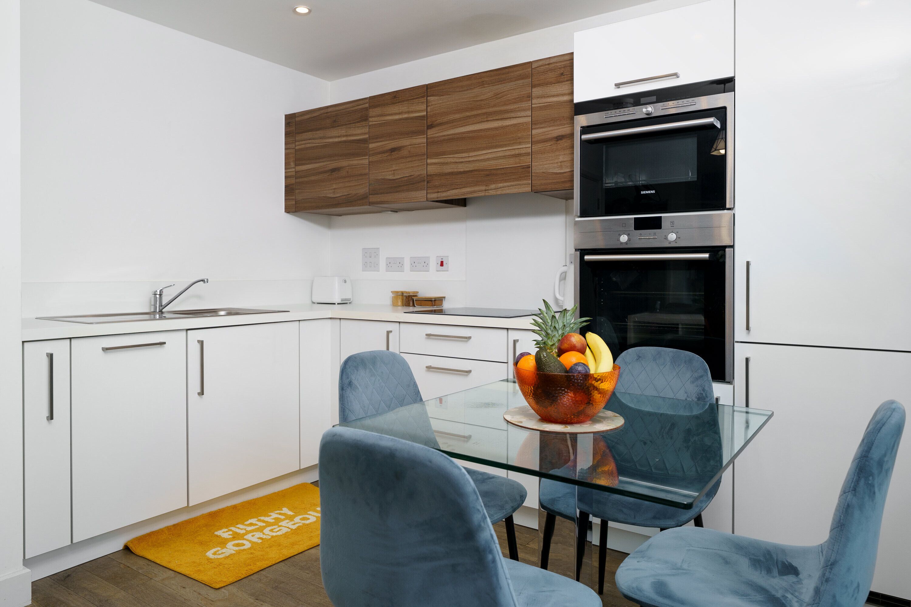 Luxury Apartment With Two Extra Sofa Beds, Free Parking, Gym & 24hr Concierge.