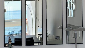 Une pièce avec un grand miroir, un bureau et une lampe.