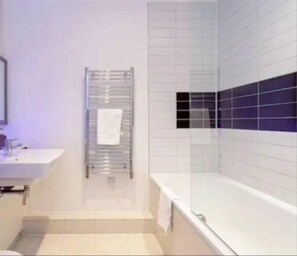 Apartment, 2 Queen Beds | Bathroom