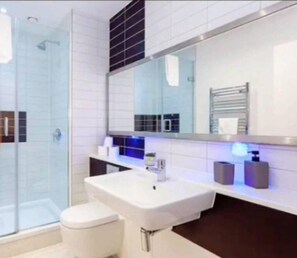 Apartment, 2 Queen Beds | Bathroom