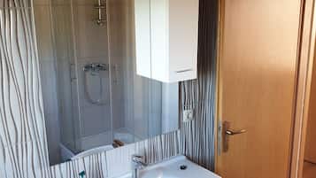 House | Bathroom | Shower, towels