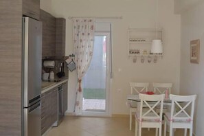 ثلاجة، ميكروويف، فرن، موقد طهي مسطح