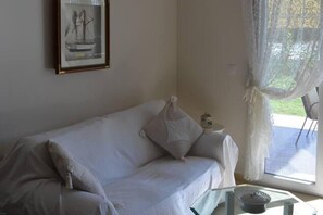 30-inch TV with digital channels - 2 Bed-sleeps4-garden-parking-pets-aircon (Sithonia)