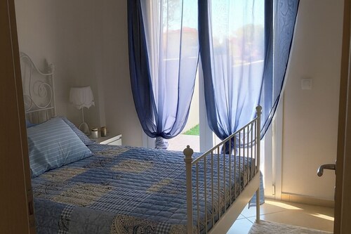 2 Bed-sleeps4-garden-parking-pets-aircon