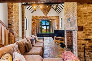 Televisor, llar de foc i estèreo 