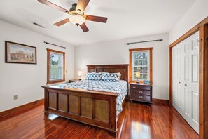 Desk, travel cot, free WiFi, bed sheets