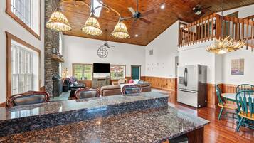 Smart TV, chimenea y oficina
