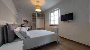 1 bedroom, free WiFi, bed sheets - Fantastic farmhouse with swimming pool just a step away from Cinque Terre. (Sesta Godano)
