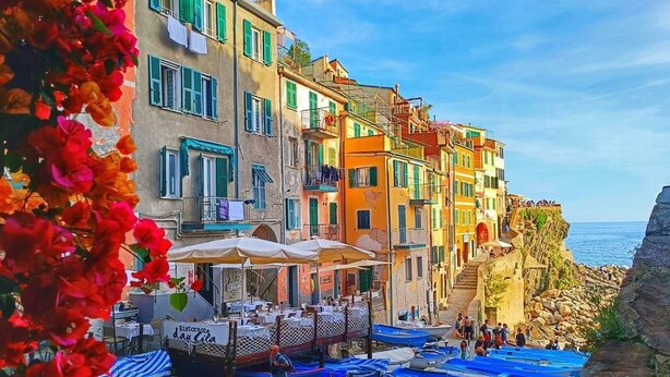 A coastal town with colorful buildings, a restaurant, and boats docked along the waterfront. - Fantastic farmhouse with swimming pool just a step away from Cinque Terre. (Sesta Godano)