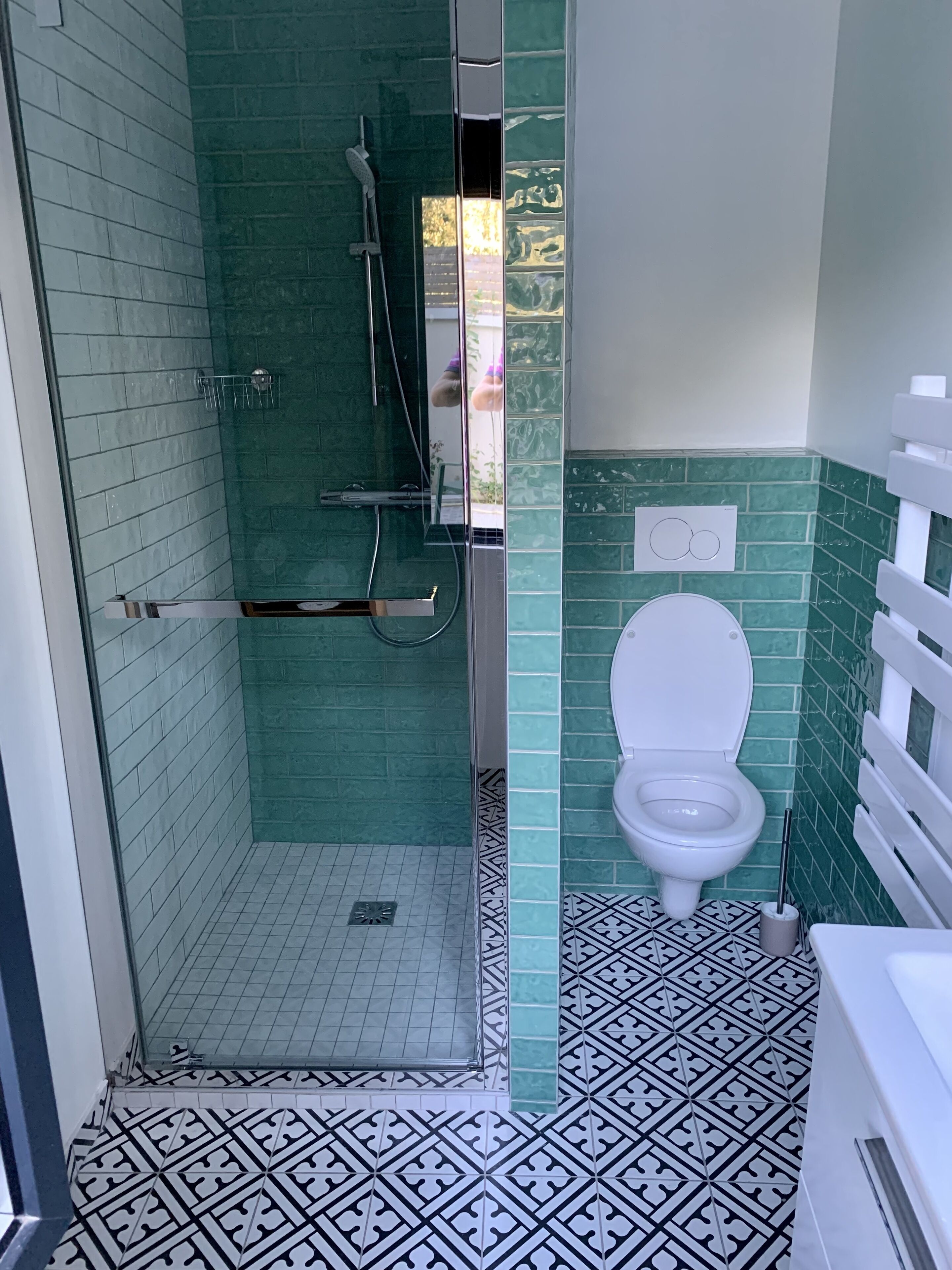 Een douche, een haardroger, handdoeken, toiletpapier
