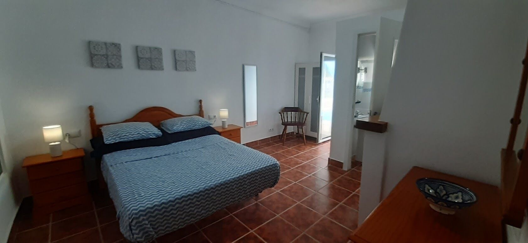 3 slaapkamers, een strijkplank/strijkijzer, reisbedje, gratis wifi