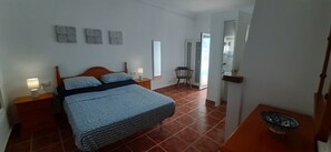 3 slaapkamers, een strijkplank/strijkijzer, reisbedje, gratis wifi