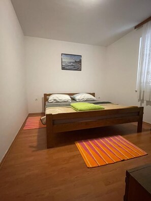 Huoneisto, 2 keskisuurta parisänkyä | 2 makuuhuonetta, silitysrauta/-lauta, vauvan matkasänky, ilmainen Wi-Fi