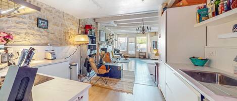 Fridge, oven, dishwasher, coffee/tea maker