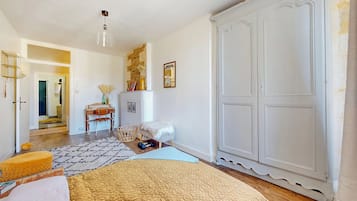 3 bedrooms, desk, travel cot, free WiFi