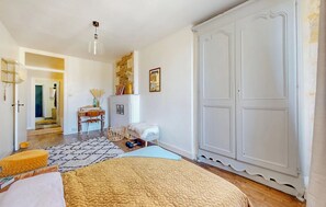 3 bedrooms, desk, travel cot, free WiFi
