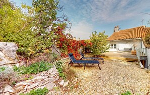 Terrace/patio - Charming house with garden view, Wi-Fi & space for the whole family (Verteuil-sur-Charente)