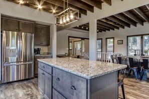 Fridge, microwave, dishwasher, coffee/tea maker - Smoky Vista Resort, Amazing Views, Hot Tub, $685 FREE tickets each paid day!!! (Gatlinburg)