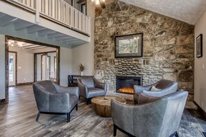 Interior - Smoky Vista Resort, Amazing Views, Hot Tub, $685 FREE tickets each paid day!!! (Gatlinburg)