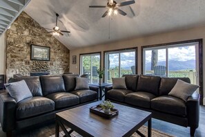 Fernseher, Kamin, Videospiele, DVD-Player