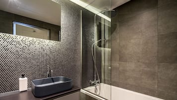 Combined shower/bathtub, hair dryer, towels