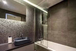 Ensemble douche/baignoire, sèche-cheveux, serviettes fournies