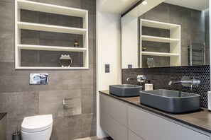 Combined shower/tub, hair dryer, towels